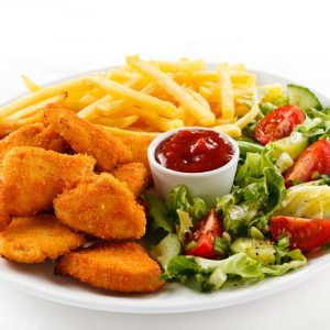Nuggets frites accompagné de salade